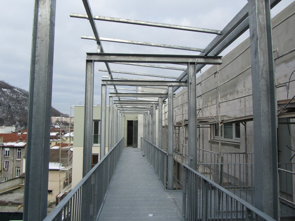 Passerelles accès logements structure métallique