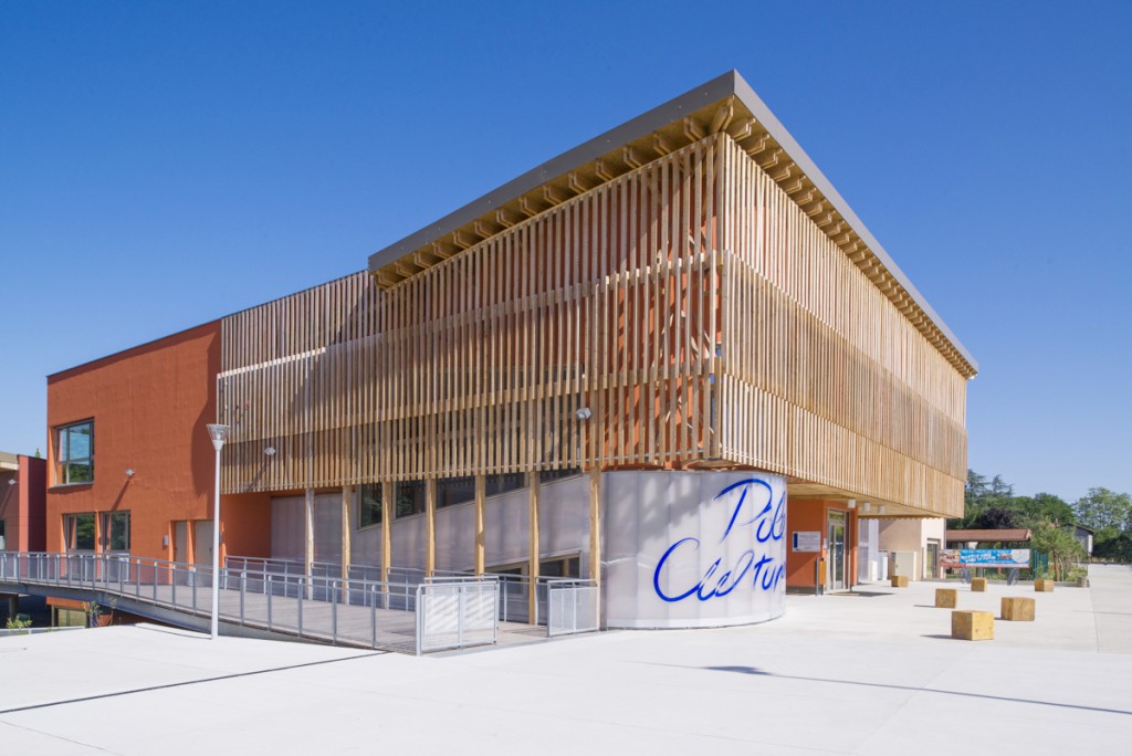 Construction d'une passerelle d'accès et d'escaliers au centre culturel de Saint-Just Saint Rambert 